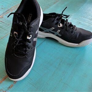ASICS Black and White pickle ball court Shoes - Size US 8